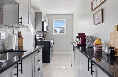 Walkerville Apartment | Walkerville 1BR Apartment | WiFi + Workspace