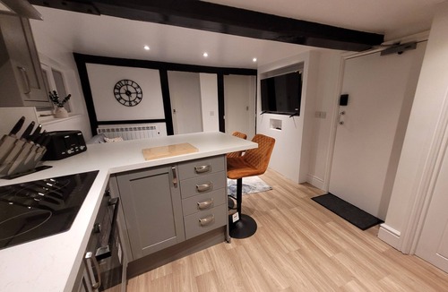 Colchester Apartment | Wallgate apartment A- cosy grade II listed apartment with roman wall in garden