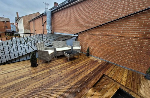 Colchester Apartment | Wallgate apartment A- cosy grade II listed apartment with roman wall in garden
