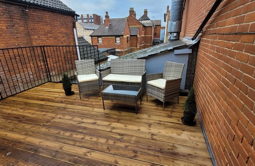 Colchester Apartment | Wallgate apartment A- cosy grade II listed apartment with roman wall in garden