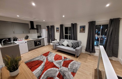 Colchester Apartment | Wallgate Apartment B- A cosy Grade II listed apartment with Roman wall in garden