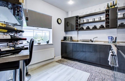 Waltham Abbey Apartment | Waltham Abbey Haven 2 Bed 2 Bath Flat FREE Parking