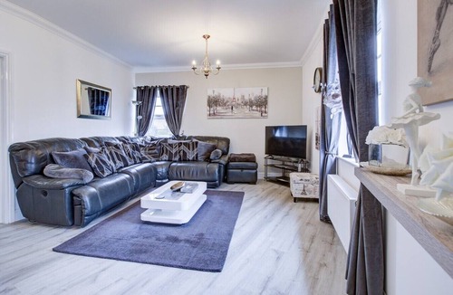 Waltham Abbey Apartment | Waltham Abbey Haven 2 Bed 2 Bath Flat FREE Parking