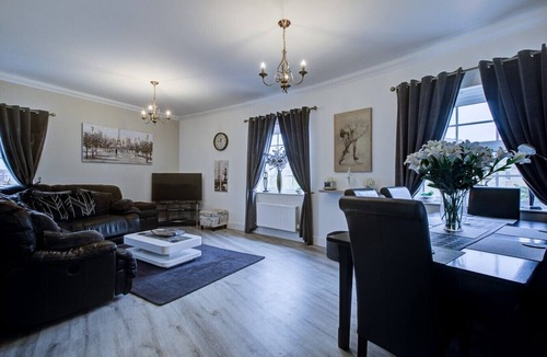 Waltham Abbey Apartment | Waltham Abbey Haven 2 Bed 2 Bath Flat FREE Parking