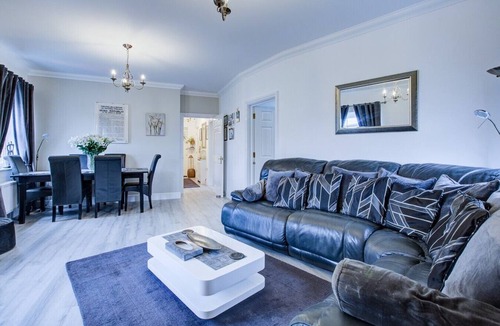 Waltham Abbey Apartment | Waltham Abbey Haven 2 Bed 2 Bath Flat FREE Parking