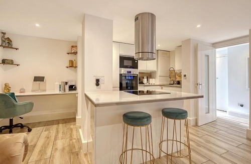 Snaresbrook Apartment | Wanstead Luxe Hideaway - Stunning 2 Bedroom Apartment with Private Terrace & Parking