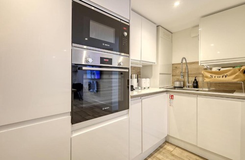 Snaresbrook Apartment | Wanstead Luxe Hideaway - Stunning 2 Bedroom Apartment with Private Terrace & Parking