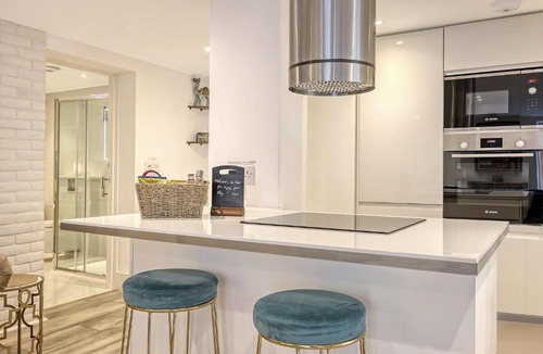 Snaresbrook Apartment | Wanstead Luxe Hideaway - Stunning 2 Bedroom Apartment with Private Terrace & Parking
