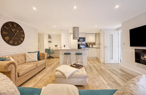 Snaresbrook Apartment | Wanstead Luxe Hideaway - Stunning 2 Bedroom Apartment with Private Terrace & Parking