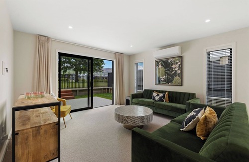 Lowburn House | Warm and stylish new home close to river, lake, restaurants and golf course.