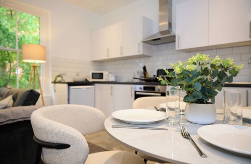 Bedford Apartment | Warm, Bright & Practical: Central Bedford 2BR…