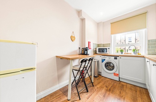 Glasgow Apartment | Warm Cosy Family Home With Free Parking