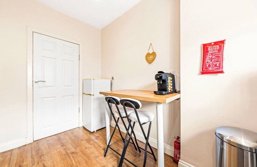 Glasgow Apartment | Warm Cosy Family Home With Free Parking