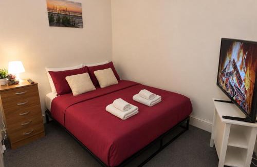 Leith Apartment | Warm & Spacious 2BR Edinburgh Stay