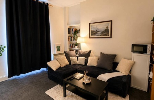 Leith Apartment | Warm & Spacious 2BR Edinburgh Stay
