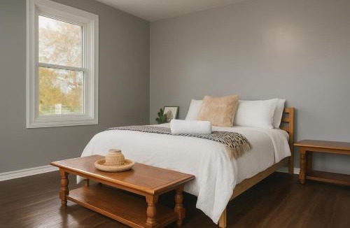 Dunnville House | Waterfront Cottage, Top Fishing Spot, Light House