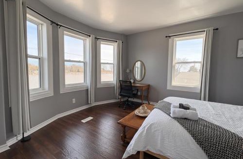Dunnville House | Waterfront Cottage, Top Fishing Spot, Light House