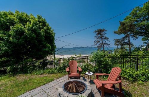 Crystal Beach House | Waterfront Cottage w Pool Beach Access