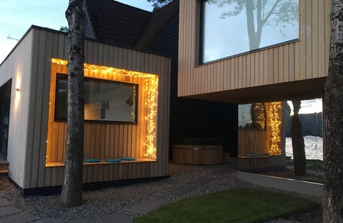 Port of Menteith Ski Chalet | Waterfront heaven with hot tub and sauna.