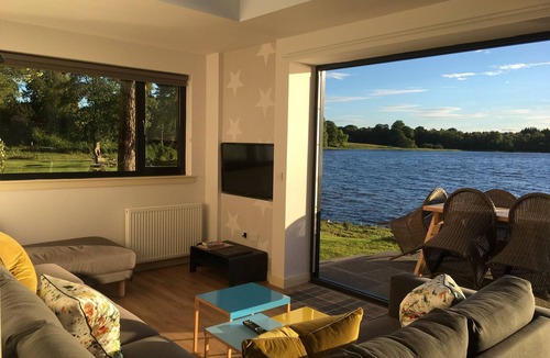 Port of Menteith Ski Chalet | Waterfront heaven with hot tub and sauna.