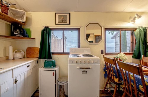 Leamington Cabin | Waterfront Tiny House Ideal for a Relaxing Escape in Ontario