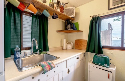 Leamington Cabin | Waterfront Tiny House Ideal for a Relaxing Escape in Ontario