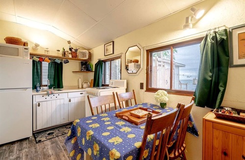 Leamington Cabin | Waterfront Tiny House Ideal for a Relaxing Escape in Ontario