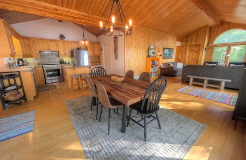 Rideau Lakes House | Water’s Edge | 300’ Waterfront on Clear Lake