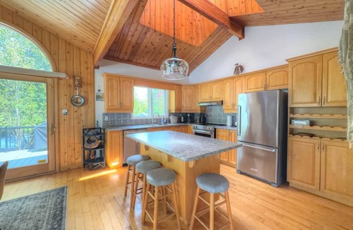 Rideau Lakes House | Water’s Edge | 300’ Waterfront on Clear Lake