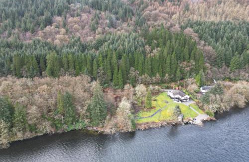 Arrochar House | WATERSIDE 3 BED COTTAGE, HOT TUB, SAUNA, PVT BEACH