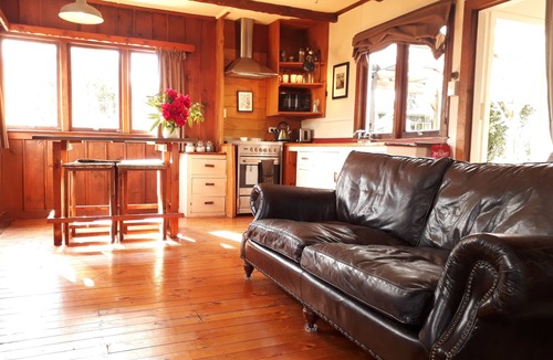 Manapouri House | Welcome Home Cottage, Manapouri, Fiordland
