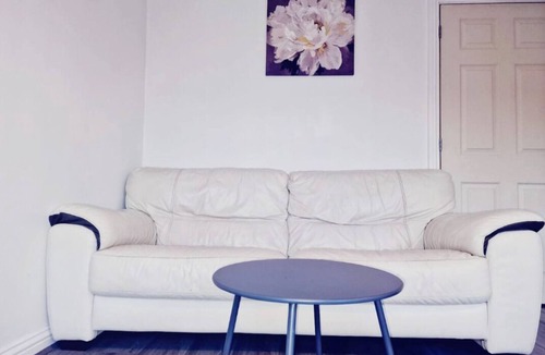 Laindon House | Welcoming 2-bedroom home with free WI-FI & Parking