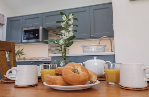 Martlesham Cottage | WEST END, with a garden in Martlesham Village