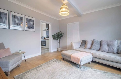 Airdrie House | Westlea House - Spacious 3-Bed Home in Airdrie