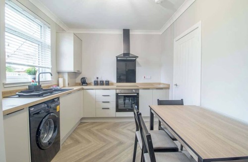 Airdrie House | Westlea House - Spacious 3-Bed Home in Airdrie