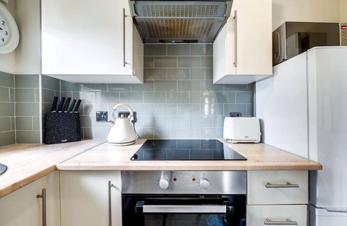 Bletchley House | Wheatley House Excellent Location Free Parking Garden Fast Wifi Smart TVs Yoko Property