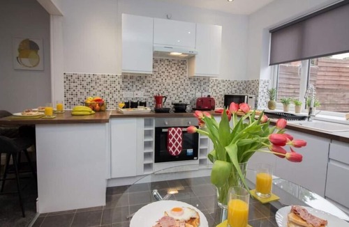 Doncaster House | Wheatley House - Newly renovated 3 bed property, walking distance from Doncaster town centre and ...