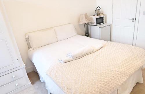 Doncaster House | Whitburn Guest House About 7 mins Walk To The City Free Internet TV