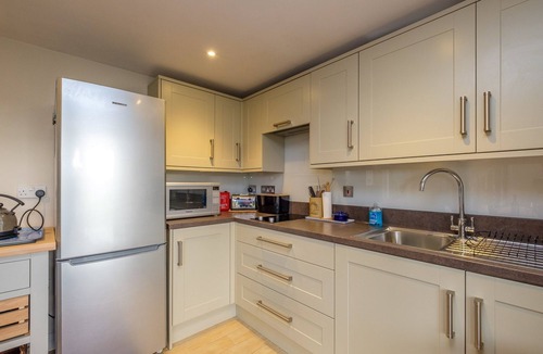 Woodbridge Cottage | White Cottage Apartment - sleeps 2 guests in 1 bedroom