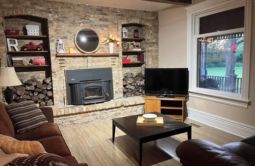 Palmerston House | Whites Junction Rural Retreat - cozy farmhouse with small town charm