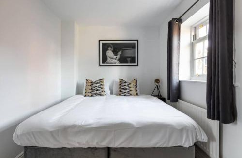 Chelmsford Apartment | Wild Roses - The Maple House - Beaulieu Park