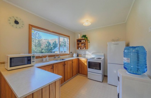Burkes Pass House | Wildwood Cottage, Cozy Secluded Stay