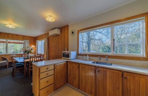 Burkes Pass House | Wildwood Cottage, Cozy Secluded Stay