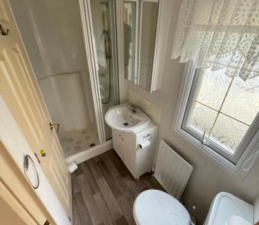Glasgow Apartment | Willerby Granada 2-Bedroom Located in Uddingston, Glasgow at Maryville Caravan Site