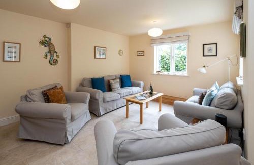 Knodishall House | Willow House in Knodishall, Sleeps 7 - Only a short drive from Aldeburgh, Thorpeness & Snape Maltings - Managed by Aldeburgh Coastal Cottages