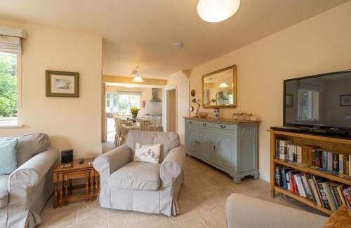 Knodishall House | Willow House in Knodishall, Sleeps 7 - Only a short drive from Aldeburgh, Thorpeness & Snape Maltings - Managed by Aldeburgh Coastal Cottages