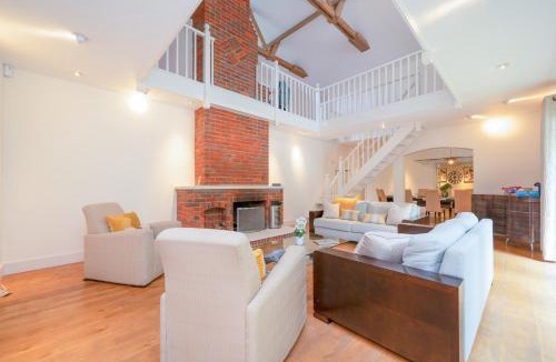 Borehamwood House | Willow Lodge 5800 SQFT Quiet Luxury Living - Pass the Keys