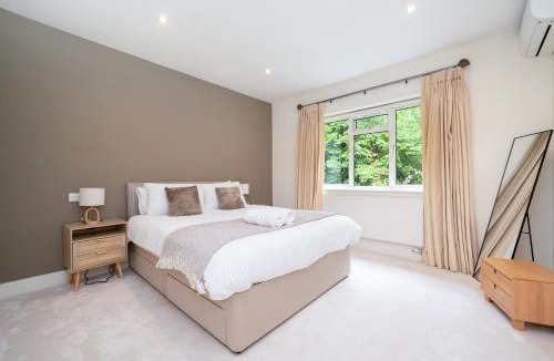 Borehamwood House | Willow Lodge 5800 SQFT Quiet Luxury Living - Pass the Keys