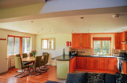 Llangunllo Cottage | WILLOW LODGE, pet friendly, with hot tub in Llangunllo