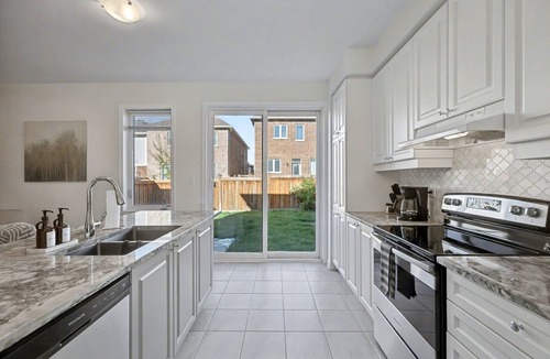 Whitby House | Willow Nest - 5 Beds, 2.5 Baths, 3 Park, Backyard, Thermea Spa